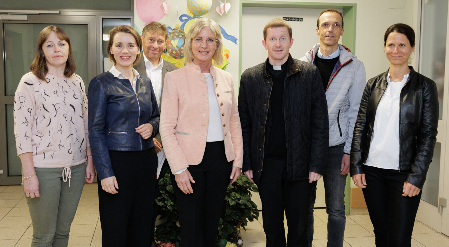 Das Foto zeigt Sozialministerin Ulrike Scharf beim Besuch des Dominikus-Ringeisen-Werks in Ursberg