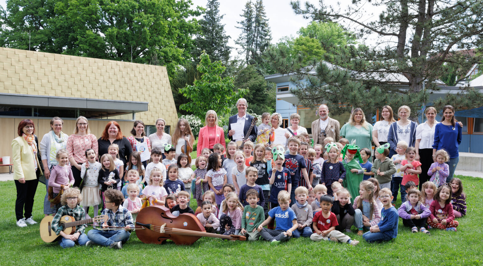Das Foto zeigt Familienministerin Ulrike Scharf beim Besuch des St. Antonius Kindergartens