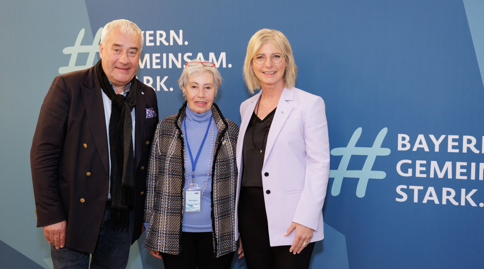 Das Foto zeigt den Antisemitismusbeauftragten Dr. Ludwig Spaenle, Präsidentin Eva Haller und Sozialministerin Ulrike Scharf.