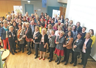Staatssekretärin Carolina Trautner mit anderen Frauen 