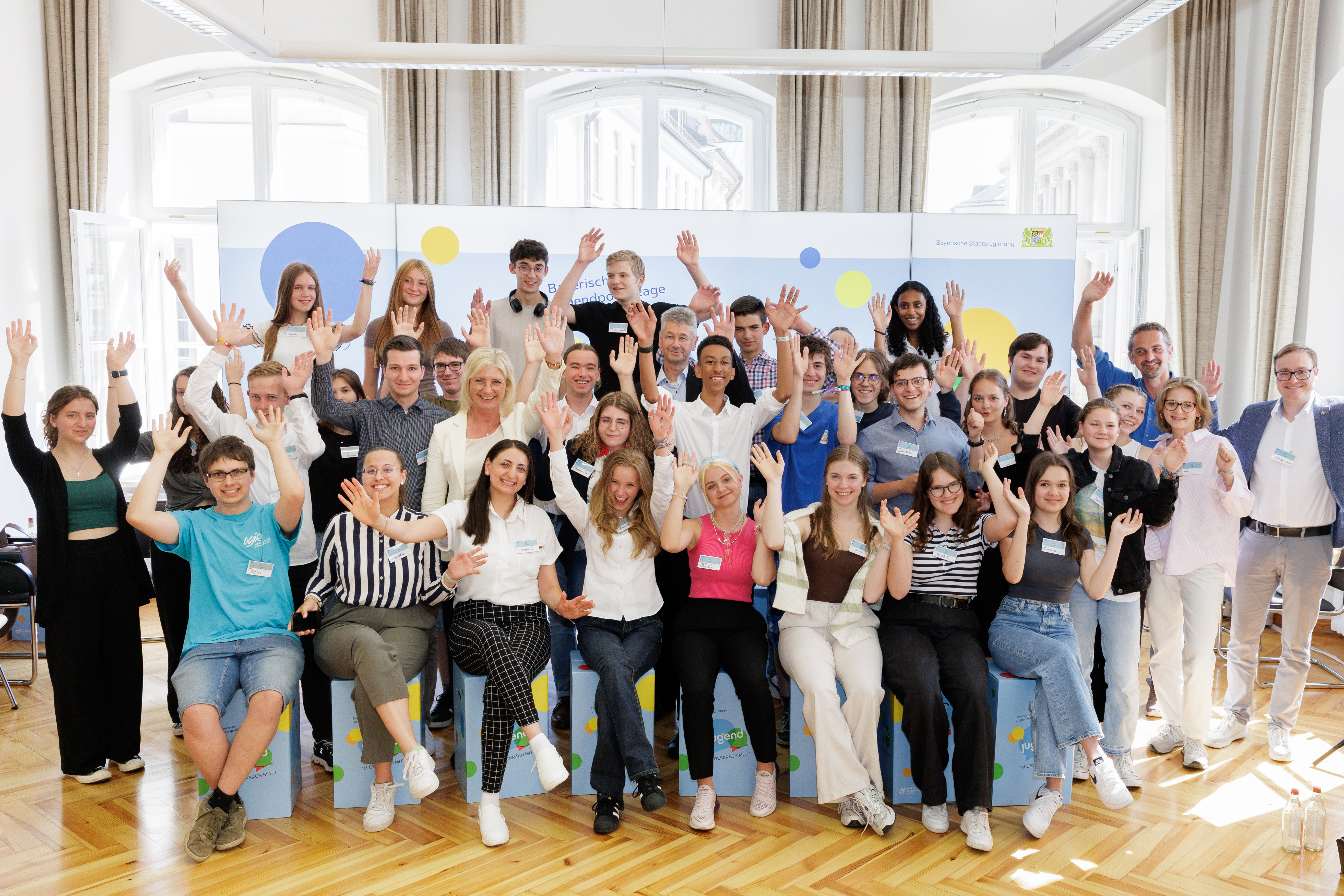 Vergrößerungsansichten für Bild: Gruppenbild aller Teilnehmenden an den Bayerischen Jugendpolitiktagen im Kultusministerium