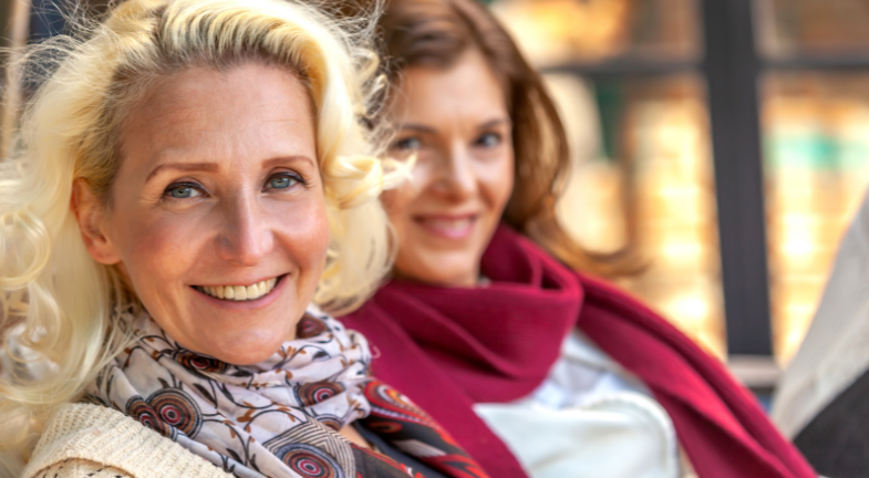 Zwei lächelnde Frauen mittleren Alters