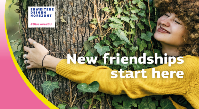 Vergrößerungsansichten für Bild: Titelbild, welches eine junge Frau zeigt, die einen Baum umarmt. darüber ist ein Text in Englisch zu lesen 