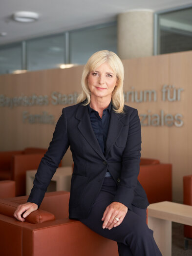 Portrait Staatsministerin Ulrike Scharf