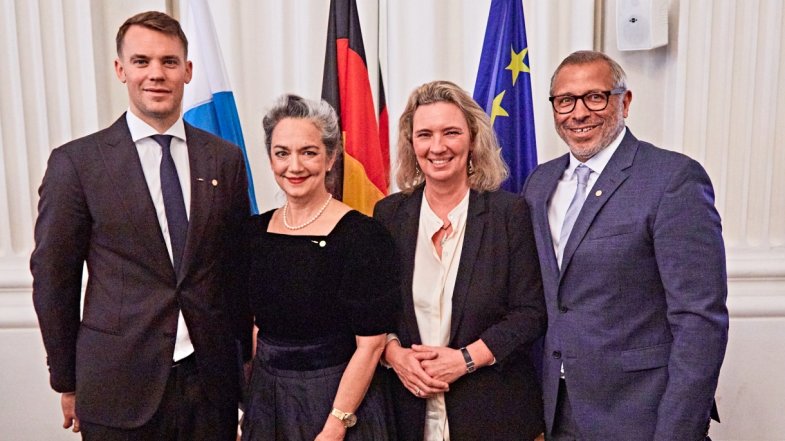 Staatsministerin Kerstin Schreyer mit den Geehrten Manuel Neuer, Irina Wanka und Jimmy Hartwich