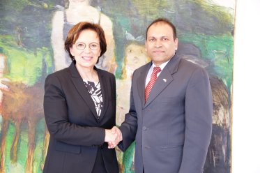 Staatsministerin Emilia Müller und der indische Generalkonsul schütteln sich die Hand
