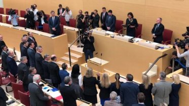 Die neuen Mitglieder des Kabinetts stehen im Plenarsaal vor der Landtagspräsidentin und Legen den Amtseid ab.