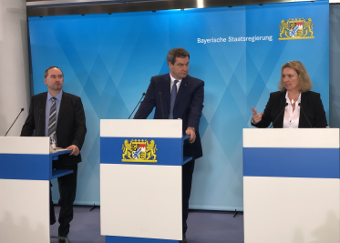 Staatsminister Hubert Aiwanger, Ministerpräsident Markus Söder und Staatsministerin Kerstin Schreyer während der Pressekonferenz am Rednerpult