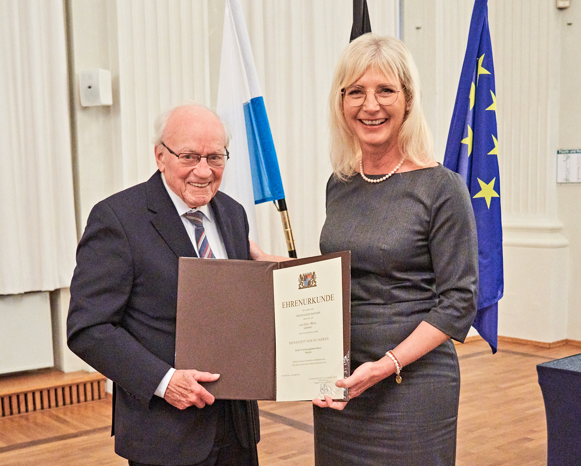 Vergrößerungsansichten für Bild: Arbeitsministerin Ulrike Scharf ehrt Emil Mock für 80 Berufsjahre