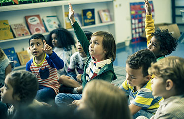 Vergrößerungsansichten für Bild: Gruppe von Kindern beim gemeinsamen Lernen in der Kindertageseinrichtung.