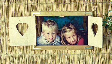 Vergrößerungsansichten für Bild: Nahaufnahme: Zwei Kinder schauen aus dem Fenster eines Kinderhauses
