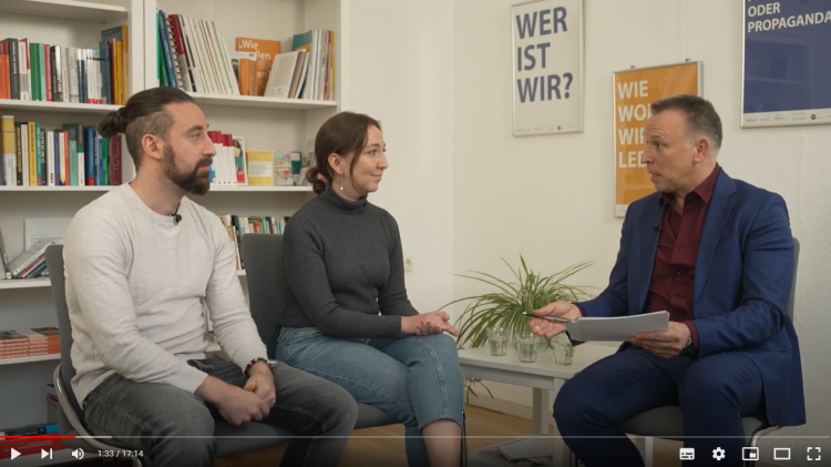 Ein Moderator im Gespräch mit zwei Mitgliedern von ufuq.de Bayern zum Thema Queerfeindlichkeit.