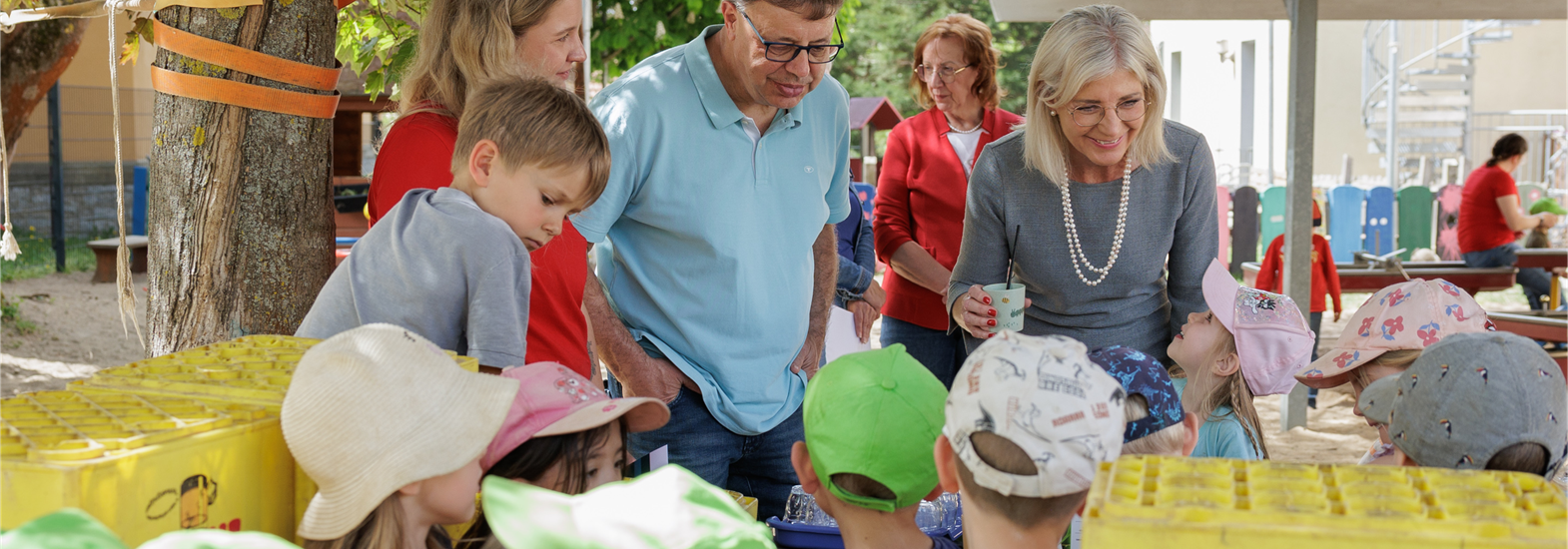 StMin mit Kindern beim Besuch der Kita St. Josef