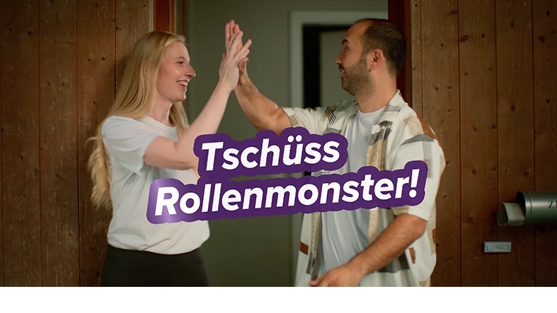 Eine Frau und ein Mann klatschen sich ab.