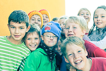 Nahaufnahme: Eine Gruppe von Kindern.