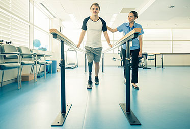 Vergrößerungsansichten für Bild: Patient beim Rehabilitationstraining.