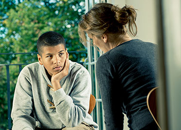 Vergrößerungsansichten für Bild: Gesprächssituation: Betreuerin mit männlichem Jugendlichen.