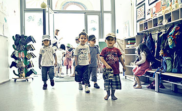 Mehrere Kinder, beim Betreten einer Kindertageseinrichtung