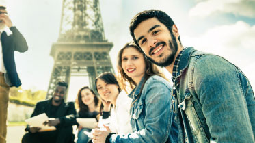 Gruppenfoto: Jugendliche vor Eiffelturm.
