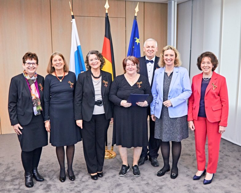 Die sechs Ordensträger mit Staatsministerin Kerstin Schreyer
