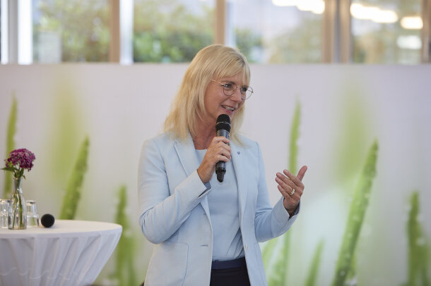 StM Ulrike Scharf hält eine Rede auf der Jahresfachverasntaltung des Familienpakts Bayern