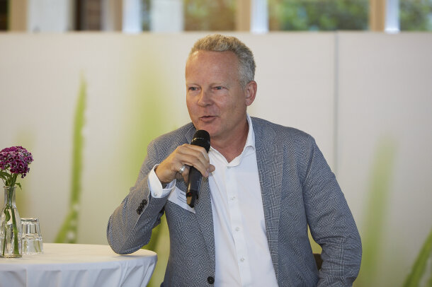 Holger Wolff von der MaibornWolff GmbH hält eine Rede