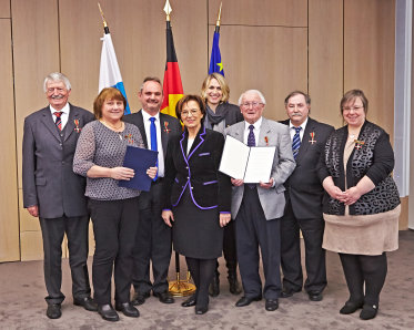 Gruppe der sieben Geehrten mit Staatsministerin Emilia Müller