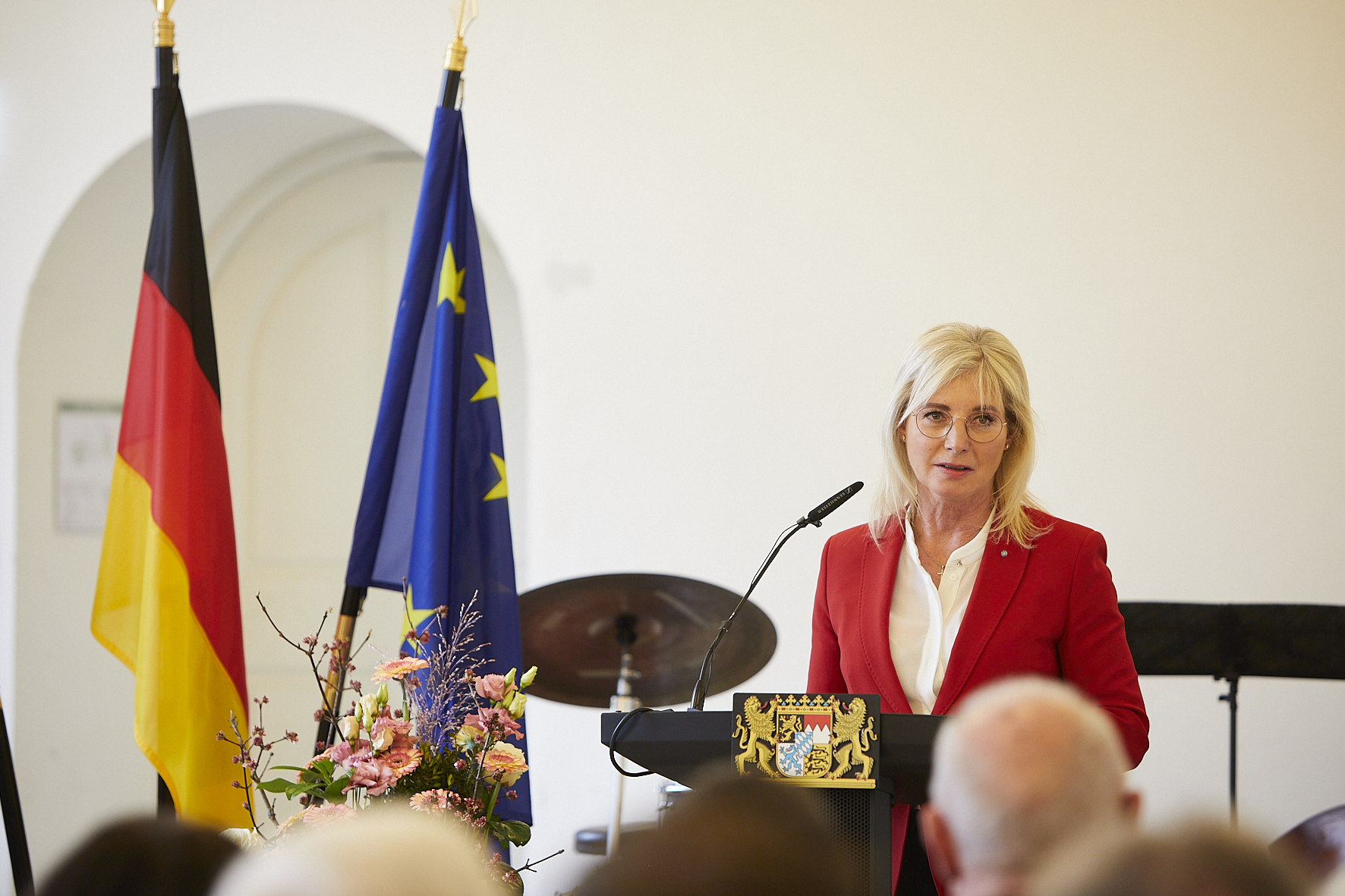 Staatsministerin Ulrike Scharf hält ein Grußwort bei der Verleihung des Bundesverdiesntkreuzes am Bande.