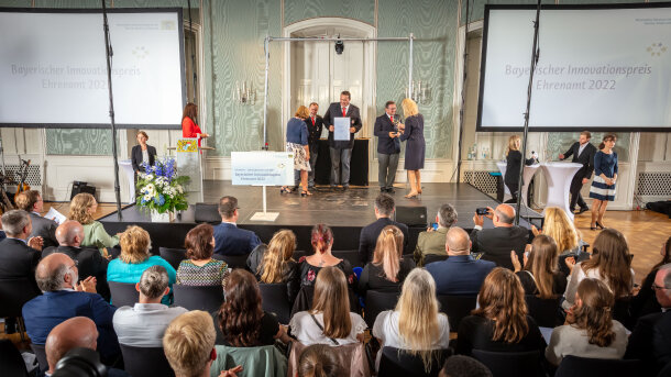 Bild von der Preisverleihung des Bayerischen Innovationspreis Ehrenamt 2022