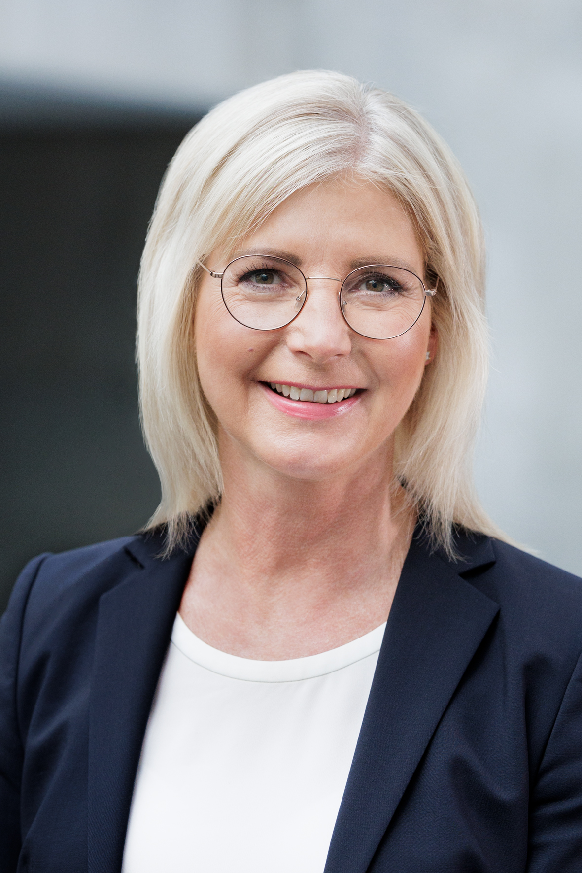 Vergrößerungsansichten für Bild: Portraitbild von Frau Staatsministerin Ulrike Scharf, Mitglied des Bayerischen Landtags  