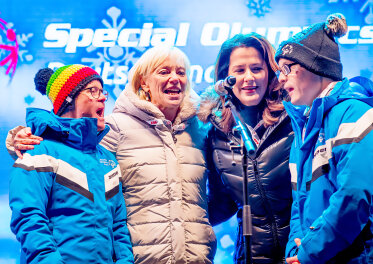 Staatsministerin Carolina Trautner mit Staatsministerin Michaela Kaniber und zwei Athleten. 