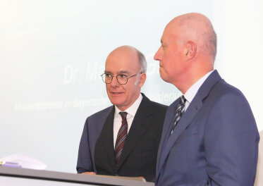 Ministerialdirektor Michael Höhenberger und Ministerialdirektor Dr. Markus Gruber am Redepult