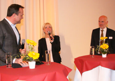 Staatssekretärin Carolina Trautner mit Landrat Thomas Eichinger (Vorsitzender der Landesarbeitsgemeinschaft, links) und Prof. Dr. Egon Endres (Katholische Stiftungshochschule München)