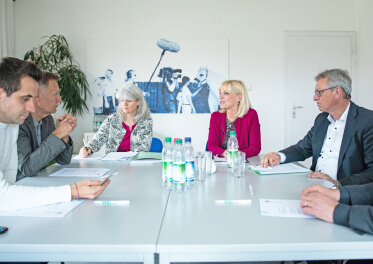 Staatssekretärin Carolina Trautner  am Tisch mit mehreren Personen 