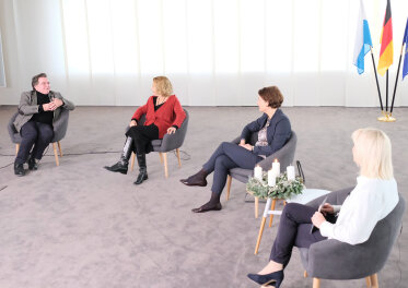 Staatsministerin Carolina Trautner mit Judith Prem, Michaela May und Elmar Wepper (von rechts nach links) von Retla e.V. bei den Filmaufnahmen