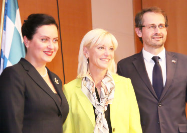 Staatssekretärin Carolina Trautner neben einem Herren und einer Dame stehend. 