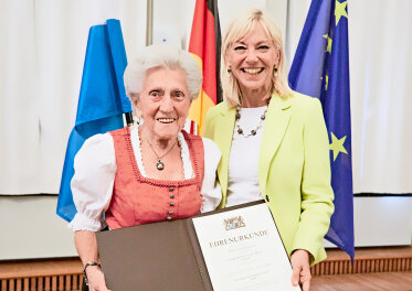 Staatssekretärin Carolina Trautner mit Katharina „Kathi“ Kink, 80 Jahre Kellnerin im Gasthaus `Zum Goldenen Tal´ in Naring.