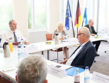 Staatsministerin Carolina Trautner beim Runden Tisch „Bayerische Initiative für einen starken Einzelhandel“ mit Staatsminister Hubert Aiwanger 