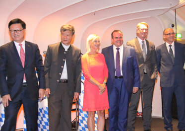 Staatssekretärin Carolina Trautner mit mehreren Herren im Bild. 