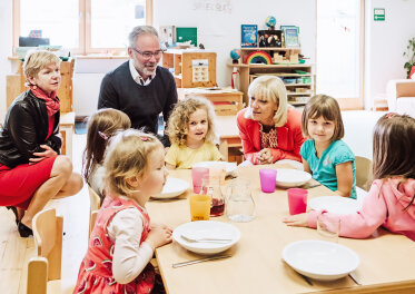 Staatssekretärin Carolina Trautner am Tisch mit Kindern