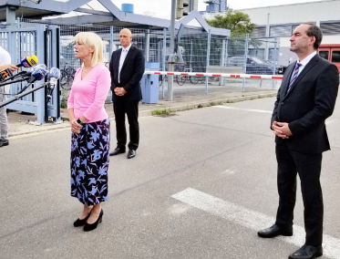 Arbeitsministerin Carolina Trautner mit Wirtschaftsminister Hubert Aiwanger bei der Airbus-Tochter Premium Aerotec zum geplanten Stellenabbau am 8. Juli 2020 in Augsburg