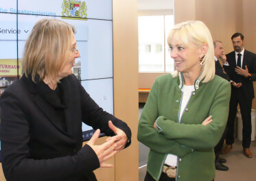 Staatssekretärin Carolina Trautner im Gespräch mit einer anderen Dame.