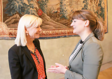 Staatssekretärin Carolina Trautner im Gespräch mit Judith Gerlach. 