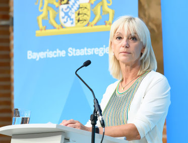 Staatsministerin Carolina Trauner bei der Pressekonferenz zur Sitzung des Ministerrates am 21. Juli 2020 in München