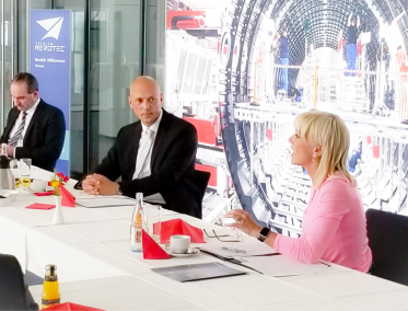 Arbeitsministerin Carolina Trautner mit Wirtschaftsminister Hubert Aiwanger bei der Airbus-Tochter Premium Aerotec zum geplanten Stellenabbau am 8. Juli 2020 in Augsburg