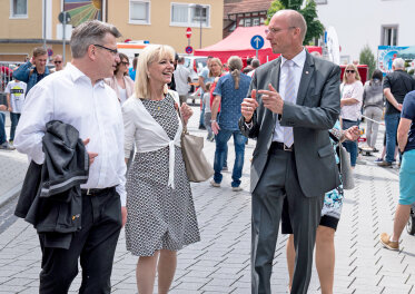Staatssekretärin Carolina Trautner mit Bürgermeister Thomas Krimm (rechts) und dem Landtagsabgeordneten Prof. Dr. Winfried Bausback
