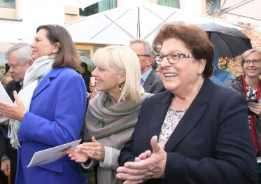 Staatssekretärin Carolina Trautner mit Landtagspräsidentin Ilse Aigner und Landtagspräsidentin a.D. Barbara Stamm.   