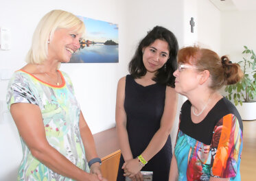 Staatssekretärin Carolina Trautner beim Gespräch mit zwei Frauen. 
