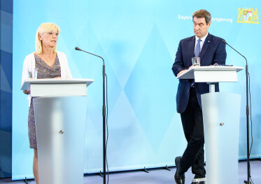 Staatsministerin Carolina Trautner neben Ministerpräsident Dr. Markus Söder. 