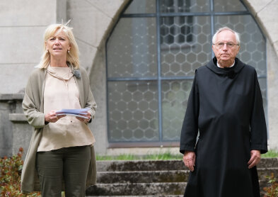 Auf dem Bild ist Staatsministerin Carolina Trautner zusammen mit Abt Dr. Notker Wolf zu sehen. 